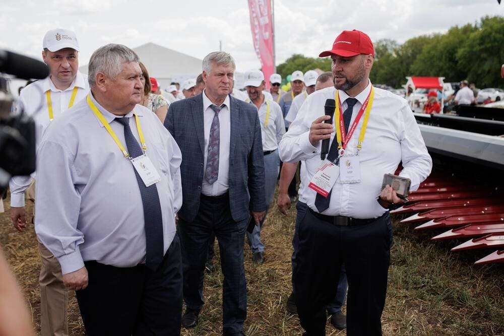 Первый вице-губернатор Оренбургской области на экспозиции Ростсельмаш Первый вице-губернатор Оренбургской области на экспозиции Ростсельмаш