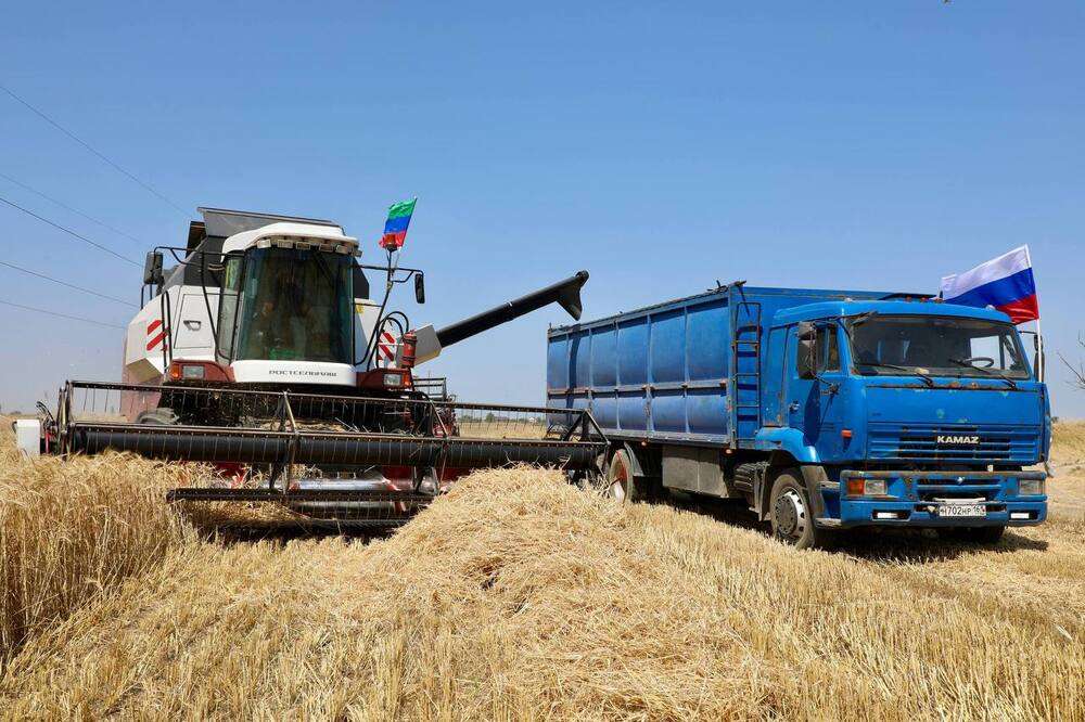 Техника Ростсельмаш помогает собирать зерно Дагестана Техника Ростсельмаш помогает собирать зерно Дагестана