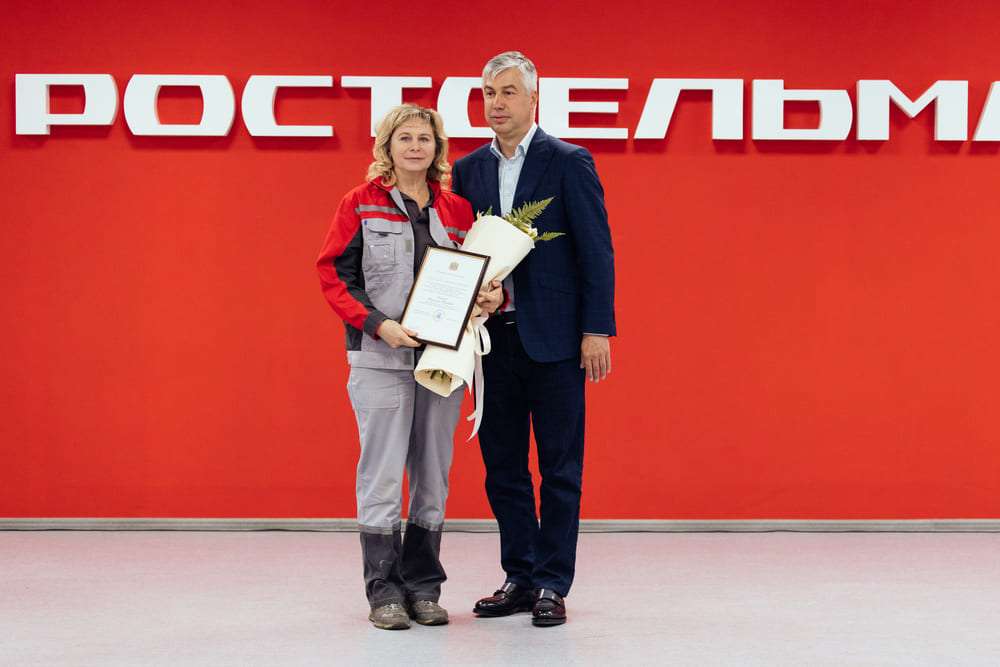 А. Логвиненко вручает награды А. Логвиненко вручает награды