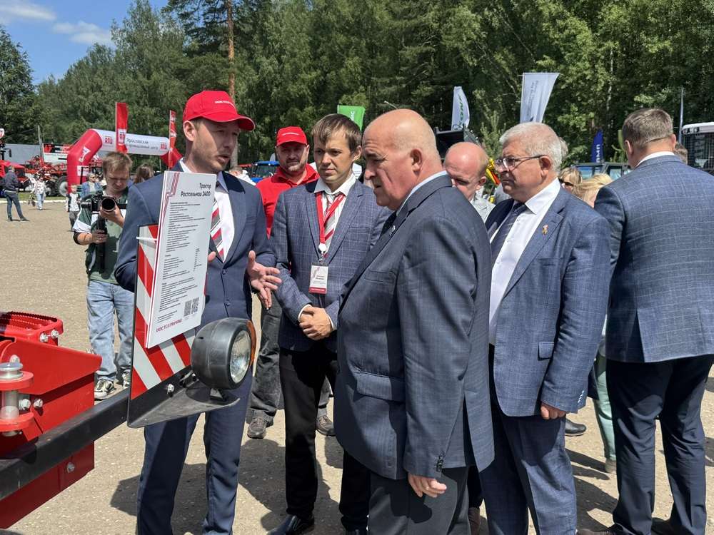 Трактор Ростсельмаш 2400 на Дне Костромского села